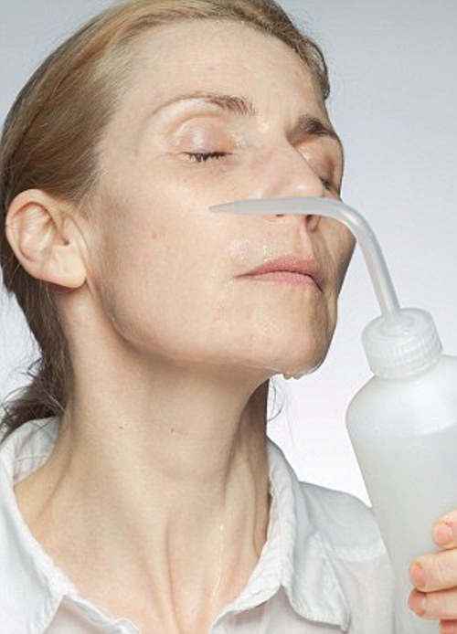 Sau khi đắp mặt nạ, tác giả Chizu Saeki cũng chia sẻ cách massage da mặt bằng phun nước. Để áp dụng phương pháp này, bạn nên dùng một bình nước dạng xịt, phun đều lên khuôn mặt theo đường zic zac từ phải sang trái, theo chiều kim đồng hồ xung quanh mắt và miệng. Cuối cùng, phun đều theo chiều kim đồng hồ xung quanh toàn bộ khuôn mặt.