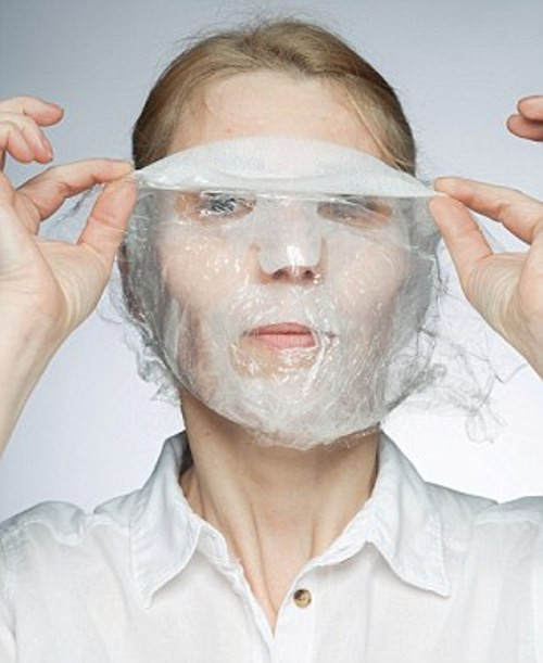 Sức nóng từ hơi thở và nhiệt độ cơ thể sẽ làm giãn nở các lỗ chân lông. Hơi lạnh từ miếng mặt nạ sẽ xông hơi cho da, đồng thời làm dưỡng chất thẩm thấu sâu vào từng tế bào da, tăng cường hiệu quả làm đẹp.