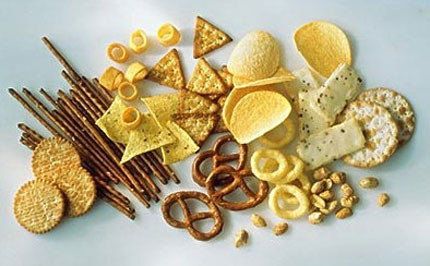 Tinh bột tinh chế. Hãy chọn những loại thức ăn được chế biến từ ngũ cốc thô vì lượng carbonhydrate tinh chế có thể khiến bạn trở nên ủ rũ, mệt mỏi nhiều hơn. Thay vì chọn bánh mì trắng, nui hay cơm trắng, bạn nên chuyển sang các loại bánh mì làm từ bột mì thô (bánh mì nâu), cơm được nấu từ gạo còn nguyên cám, chưa bị chà trắng.