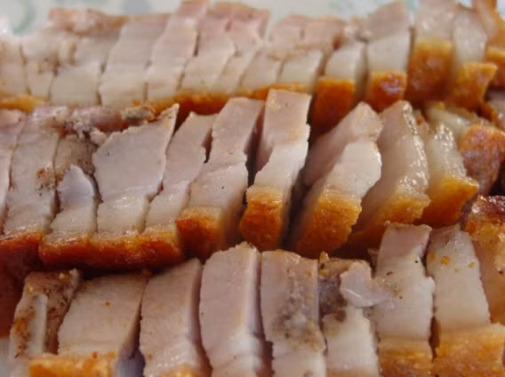 Thịt nhiều mỡ. Nếu bạn thích ăn thịt, hãy lựa chọn thịt nạc. Vì khi mãn kinh, phụ nữ bắt đầu giảm khả năng chuyển hóa khiến việc đốt cháy mỡ sẽ chậm hơn. Ngoài ra, nếu bạn không hạn chế lượng chất béo tiêu thụ, bạn sẽ dễ tăng cân.