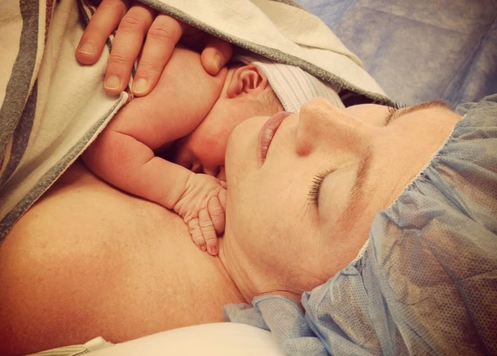 3. Mỗi phụ nữ được sinh mổ bao nhiêu lần? Không có quy định nào cho điều này. Trước đây, người ta khuyến cáo phụ nữ không nên vượt quá 3 lần sinh mổ vì tử cung bị rạch ở giữa thì tại chỗ đó các vết sẹo sẽ yếu hơn. Ngày nay, thành tử cung được chọn ở vùng bụng dưới và như vậy sức đề kháng của tử cung là tốt hơn nhiều. Các cơ bụng không bị cắt nhưng chúng bị giãn ra. Còn đối với các biến chứng (chảy máu trong ổ bụng, dính ruột, nhiễm trùng) thường ít khi xảy ra.