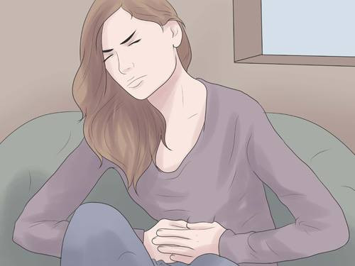 Sau khi mổ, mẹ sẽ được gắn ống để dẫn các dịch thải từ vết thương ra bên ngoài. Bác sĩ cũng sẽ khuyến khích bạn cố gắng ngồi dậy và đi bộ nhẹ nhàng trong vòng 8 đến 12 giờ để giúp cơ thể bạn phục hồi nhanh hơn đồng thời để ngăn chặn các hiện tượng máu đông. Ống thông này sẽ khiến mẹ phải nằm liệt giường trong những giờ đầu sau sinh, sẽ rất khó chịu nhưng mẹ hãy cố gắng chịu đựng. Khi đã đi lại được, mẹ sẽ được tháo ống thông tiểu.