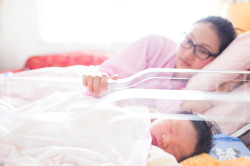 Bên cạnh đó, những tai biến xa thường gặp là bệnh lạc nội mạc tử cung , dính ruột, tắc ruột... Còn một vấn đề khác cũng không kém phần quan trọng là so với trường hợp sinh thường, thời gian nằm viện của các sản phụ mổ lấy thai sẽ phải kéo dài hơn, tốn kém hơn và đau đớn nhiều hơn, sự chăm sóc, cho con bú cũng bị ảnh hưởng.