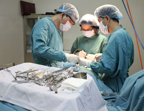 Trong một số trường hợp, gây mê toàn thân khi mổ đẻ là cần thiết, khi đó bác sĩ phẫu thuật sẽ mổ lấy thai trong tử cung khi người mẹ rơi vào trạng thái ngủ mê do tác động của thuốc.