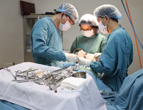 Trong một số trường hợp, gây mê toàn thân khi mổ đẻ là cần thiết, khi đó bác sĩ phẫu thuật sẽ mổ lấy thai trong tử cung khi người mẹ rơi vào trạng thái ngủ mê do tác động của thuốc.