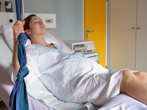 2. Bất lợi khi mổ lấy thai. Tỷ lệ tử vong mẹ và tử vong chu sinh (hay còn được gọi là tử vong con trong vòng một tháng sau sinh) ở các trường hợp mổ lấy thai cao hơn so với các trường hợp sinh thường. Nguyên nhân có thể là do tai biến xảy ra trong lúc gây mê, gây tê, do chảy máu, nhiễm trùng, tổn thương đường tiết niệu, do thuyên tắc mạch. Ngoài ra, sẹo trên tử cung có thể bị nứt trong những thai kỳ sau mà nếu không xử trí kịp thời có thể tử vong cả mẹ lẫn con, nhất là khi thời gian giữa hai lần mang thai quá gần.