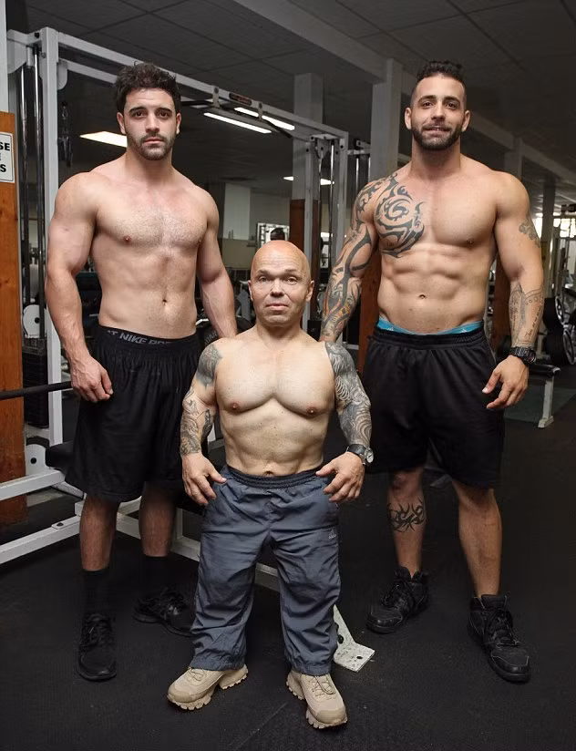 Còn Anton, hiện sống ở Florida, Mỹ, bày tỏ, anh yêu Bell vì sự nữ tính “trên cả tuyệt vời” của cô. Bạn gái chính là mọi động lực trong cuộc sống của anh tính đến giờ phút này.