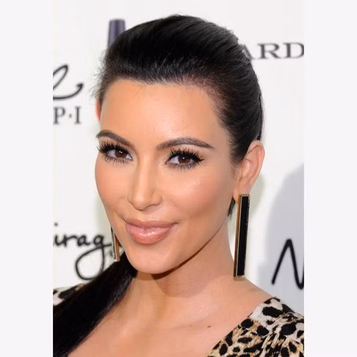 Kim Kardashian làm đẹp bằng dầu dừa. Nổi tiếng với vòng 3 siêu khủng, Kim Kardashian từng có ý định mua bảo hiểm cho phần "tài sản" quý giá này. Khi được hỏi về bí quyết giữ gìn vòng 3 căng tròn, săn chắc, Kim Kardashian thoa dầu dừa toàn thân toàn thân mỗi ngày trước khi đi ngủ và đặc biệt lưu tâm tới khu vực hông, mông và phía sau. Đây là những khu vực da dễ bị nhăn và chảy xệ. Dầu dừa vừa dưỡng ẩm, kháng khuẩn và chống lão hóa rất hiệu quả.