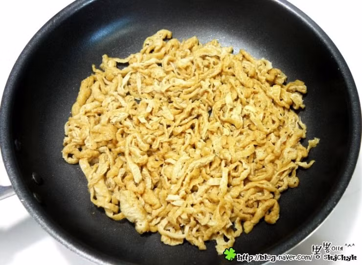 Đậu phụ khiên ép mỏng cũng được thái lát dọc thế này.