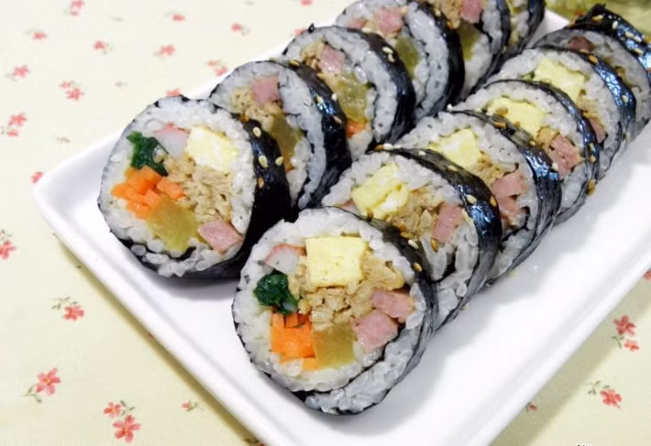 Cuối cùng bạn có thể cắt thành từng khoanh tròn khoảng 2 cm và thưởng thức cơm cuộn rong biển cùng với sốt mayonnaise.