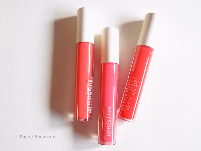 Son kem. Bạn không thể đem theo một đống son môi, phấn má lỉnh kỉnh trong túi. Thay vào đó 1 thỏi son kem có thể phát huy tác dụng hiệu quả hơn bao giờ hết, bởi nó có thể dùng để đánh môi và má, giúp bạn lấy lại vẻ bề ngoài tươi tắn ngay tức thì dù phải làm việc cả ngày.