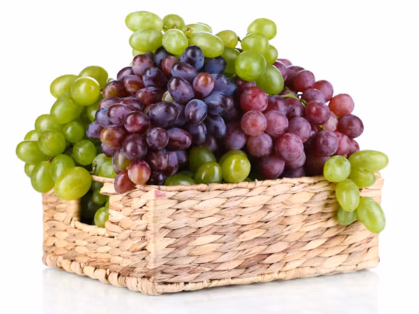 Nho. Nho là thực phẩm ít calo, giàu vitamin C và chất xơ, nhưng chúng cũng chứa tyramine, một axit amin tự nhiên hình thành từ sự phân hủy của protein trong thực phẩm. Tyramine có thể gây ra huyết áp tăng và đau đầu ở một số người.