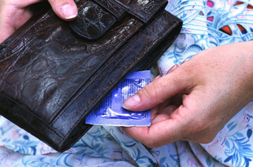 Lưu trữ bao cao su không đúng cách. Bao cao su khi đã bị tiếp xúc với ánh sáng mạnh, nhiệt độ, độ ẩm và môi trường ozone cũng sẽ bị giảm chất lượng.