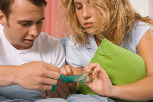 Trong quá trình giao hợp, sử dụng bao cao su không đúng cách.