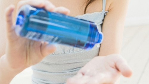 Việc lạm dụng chất bôi trơn, sử dụng chất bôi trơn có thành phần kích ứng da...