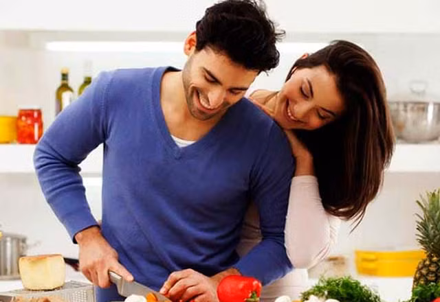 Ở nhà và nấu ăn. Tại sao bạn không tạo nên sự bất ngờ cho cô ấy bằng một bữa ăn thật ngon do chính bạn làm đạo diễn từ khâu đi chợ, nấu ăn đến dọn dẹp. Kể cả khi bạn nấu ăn không ngon nhưng sự chân thành của bạn cũng sẽ làm cô ấy cảm động thực sự. Tình yêu cần lắm sự chân thành và đây cũng là cách tốt nhất để bạn thể hiện vừa không tốn kém vừa ý nghĩa.