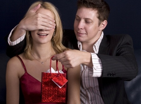 Tặng nàng mỹ phẩm. Hầu hết con gái đều thích mỹ phẩm, có những cô nàng trở nên nghiện mỹ phẩm, thiếu đi chút son môi hay ít má hồng nàng sẽ không thể tự tin ra phố. Vì thế, 8/3 các chàng có thể tinh ý tặng nàng món quà mà nàng vẫn đang mong chờ nhất.