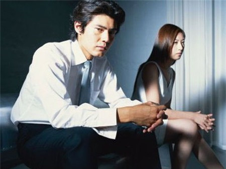 Nhiều phụ nữ có chồng đi công tác xa, lúc về thì lại đúng ngày “đèn đỏ”, bèn uống thuốc tránh thai để né kì kinh. Tuy nhiên, lạm dụng điều này có thể khiến đời sống chăn gối gặp vấn đề. Niêm mạc tử cung lâu ngày không hoạt động (hiện tượng bong niêm mạc tử cung khi phụ nữ đến chu kỳ) có thể gây nên những bất thường không đáng có. Cơ chế của người phụ nữ hàng tháng cũng là lý do khiến chị em cảm thấy hưng phấn hơn vào một số ngày nhất định.