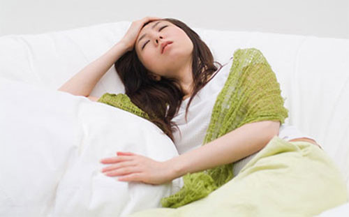 Tác dụng phụ có thể gặp khi đình chỉ kinh nguyệt bằng thuốc như rong huyết, giảm khẩu vị, buồn nôn, nhức đầu, viêm âm đạo, xuất tiết ở âm đạo, viêm đường tiết niệu, thay đổi về lượng kinh, đau ngực, có vấn đề ở da, viêm lợi, bệnh hen nặng hơn, dễ mắc các bệnh do virus...