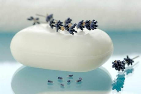 Tránh dùng xà phòng và sữa rửa mặt chuyên dùng cho da khô. Có vẻ như điều này khá vô lý, nhưng sự thực là khi dùng sản phẩm này làn da bạn sẽ càng nhờn hơn.