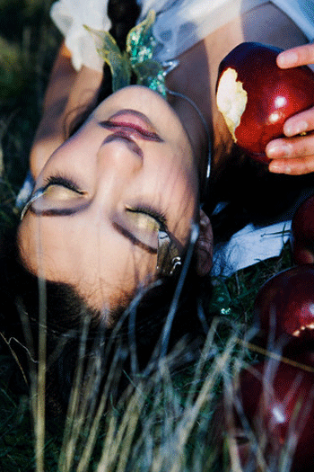 Chế độ dinh dưỡng lành mạnh. Đó chính là chế độ ăn uống với nhiều nước, rau xanh và hoa quả tươi. Đồng thời, bạn cũng cần hạn chế những thực phẩm quá ngọt hoặc thực phẩm chứa nhiều mỡ. Đây chính là ‘đồng minh’ khiến lượng dầu trên da bạn gia tăng mạnh.