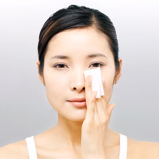 Giấy thấm dầu. Vật cuối cùng và cũng đáng được liệt vào danh sách "cần-phải-có" trong túi xách của mỗi quý cô khi ra ngoài đó chính là giấy thấm dầu. Thông thường, những nàng công sở đến văn phòng và khuôn mặt trang điểm thường bị bóng dầu sau mỗi giờ nghỉ trưa. Lúc này, tờ giấy thấm dầu xuất hiện như "vị cứu tinh" loại bỏ hầu hết lớp dầu trên da và giữ nguyên lại lớp trang điểm tươi tắn của bạn.