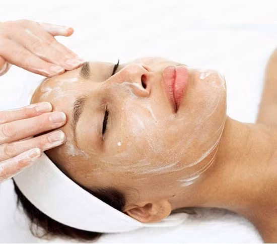 Tẩy da chết. Tẩy da chết có thể khiến lông mày của bạn mọc dài và nhanh hơn. Hãy nhẹ nhàng tẩy da chết với một chiếc bàn chải lông mềm, chúng sẽ lấy đi những biểu bì thừa, lớp da chết, giúp việc mọc lông mày trở nên dễ dàng và khiến đích đến với cặp lông mày dày tự tin trở nên gần hơn bao giờ hết.