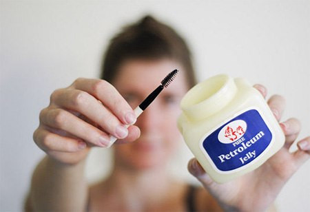 Vaseline. Nếu lông mày của bạn phát triển theo kiểu lộn xộn và mất trật tự thì cần phải kiểm soát sự phát triển của chúng. Một chút Vaseline và một chiếc lược chuyên dụng là sẽ đưa chúng vào quy củ. Tuy nhiên, hãy nhớ là chỉ nên dùng một chút Vaseline để tránh chúng trở nên sáng bóng.