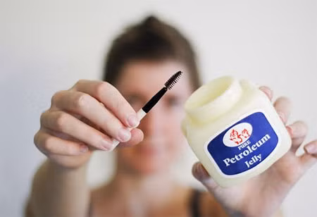 Vaseline. Nếu lông mày của bạn phát triển theo kiểu lộn xộn và mất trật tự thì cần phải kiểm soát sự phát triển của chúng. Một chút Vaseline và một chiếc lược chuyên dụng là sẽ đưa chúng vào quy củ. Tuy nhiên, hãy nhớ là chỉ nên dùng một chút Vaseline để tránh chúng trở nên sáng bóng.