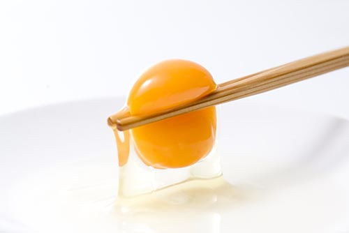 Lòng đỏ trứng gà. Lòng đỏ trứng gà là nguyên liệu làm đẹp đã trở nên vô cùng gần gũi với phái đẹp. Không chỉ có tác dụng chăm sóc làn da mịn màng, những chất dinh dưỡng dồi dào trong lòng đỏ trứng gà sẽ giúp lông mày của chị em mọc nhanh, dày và đậm màu hơn.