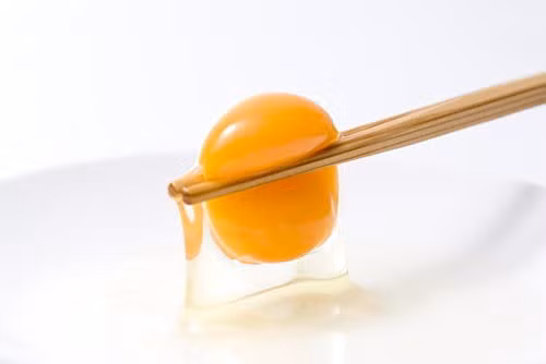 Lòng đỏ trứng gà. Lòng đỏ trứng gà là nguyên liệu làm đẹp đã trở nên vô cùng gần gũi với phái đẹp. Không chỉ có tác dụng chăm sóc làn da mịn màng, những chất dinh dưỡng dồi dào trong lòng đỏ trứng gà sẽ giúp lông mày của chị em mọc nhanh, dày và đậm màu hơn.