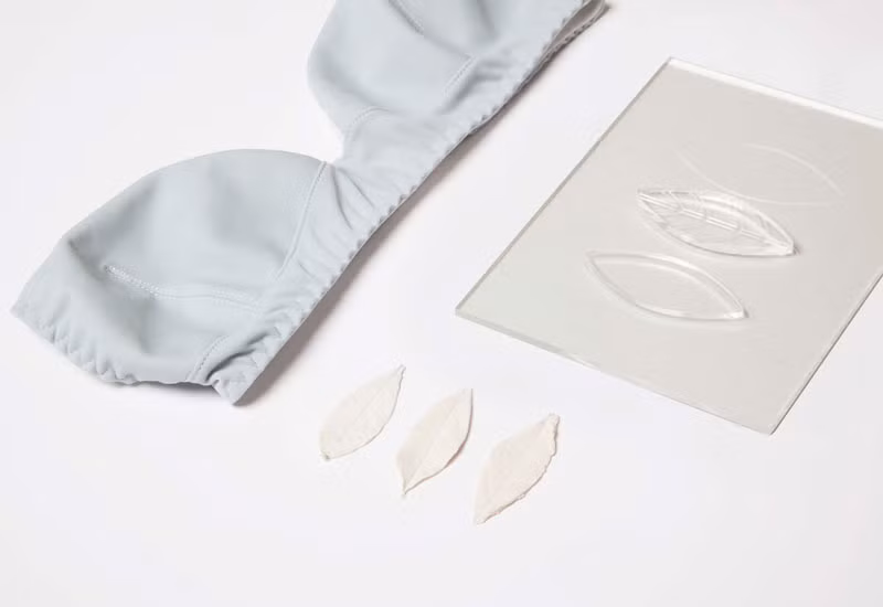  Chiếc áo ngực có chứa công nghệ cao cho phép các hạt nano nhỏ của một loại thuốc chống ung thư liên kết và cấu thành bên trong loại vải. Theo các nhà khoa học, loại áo ngực này có thể giúp cảnh báo sớm nguy cơ ung thư vú và ngăn ngừa mầm mống phát bệnh ung thư vú bằng những hạt nano nhỏ có trong chất liệu cấu thành áo.