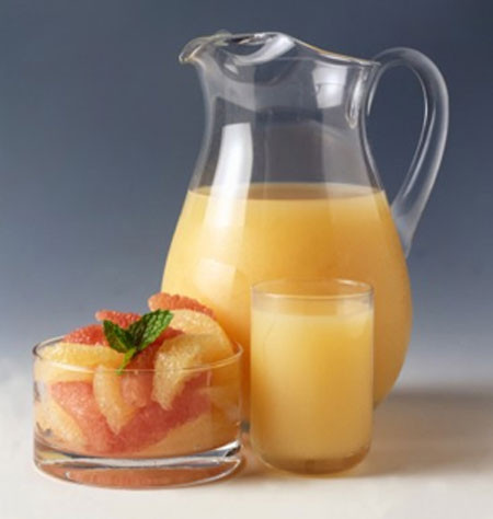 Nước ép bưởi. Một ly bưởi ép sau bữa ăn sáng sẽ rất tốt cho khả năng đề kháng của cơ thể bạn. Loại nước này rất giàu vitamin C. Tuy nhiên đối với những trường hợp bạn đang sử dụng thuốc cao huyết áp, an thần, chống sốt thì nên tham khảo ý kiến bác sỹ bởi nước bưởi ép kết hợp với các loại thuốc này không những không phát huy tác dụng mà còn gây ra độc tố cho cơ thể.