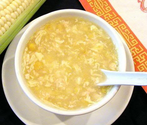  Soup gà. Soup gà có tính kháng viêm nhẹ, có thể làm giảm sản xuất chất nhầy và sưng cổ họng. Nó còn làm tăng nhiệt độ trong cơ thể, dễ dàng giúp bạn chống nhiễm trùng. Thêm vào đó, khi nấu thành soup, cơ thể bạn dễ dàng hấp thụ và tiêu hóa tốt hơn.