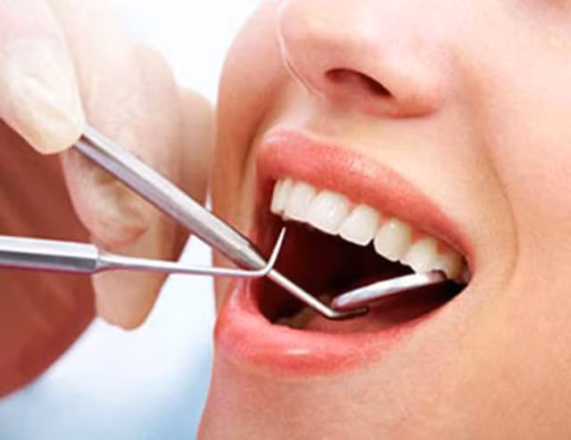  Phụ nữ mãn kinh dễ mắc bệnh nướu. Một nghiên cứu mới được thực hiện bởi các nhà khoa học Trường Đại học Case Western Reserve ở Ohio (Mỹ) chỉ ra rằng, phụ nữ sau mãn kinh không chỉ đối diện với nguy cơ cao bị gãy xương mà còn có thể làm gia tăng nguy cơ mắc các bệnh về nướu.