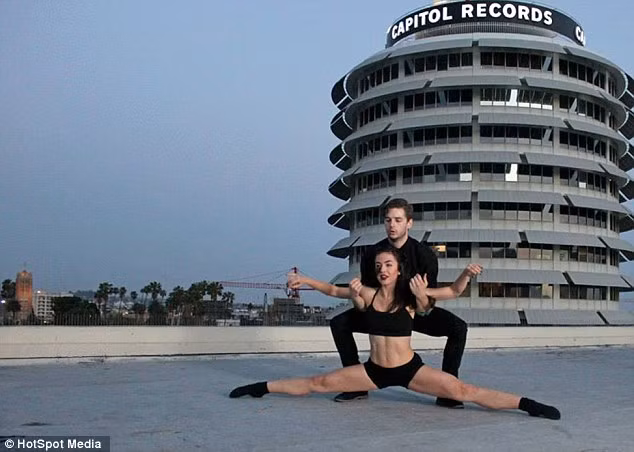 Với cơ thể quyến rũ và nụ cười cuốn hút, đặc biệt là vết chàm trên mặt, Cassandra luôn hút hồn khán giả.