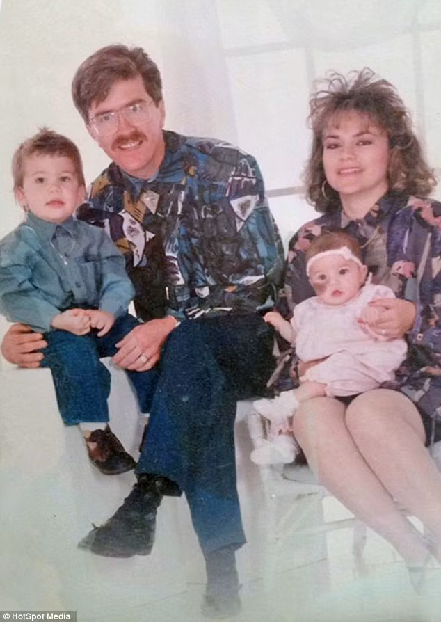 Khi Cassandra sinh ra với vết chàm trên mặt, cha mẹ cô được các bác sĩ khuyên nên phẫu thuật thẩm mỹ để loại bỏ. Tuy nhiên có thể để lại rủi ro bị sẹo, do vậy bố mẹ cô đã quyết định để vết này tự nhiên.