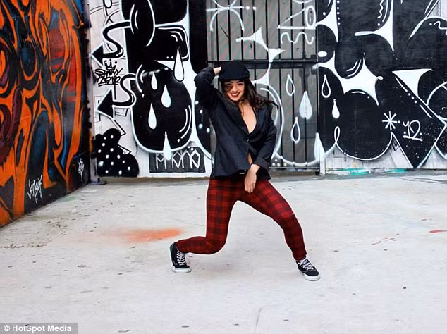 Cassandra luôn tự tin từ khi còn đi học dù cô bị các bạn học chế nhạo và chọc cười rất tàn nhẫn. Sau đó cô quyết định học múa ở Học viện âm nhạc và nhạc kịch tại Los Angeles, Califonia, Mỹ. Cô tốt nghiệp tháng 7/2014 và hiện làm vũ công chuyên nghiệp và tham gia nhiều quảng cáo.