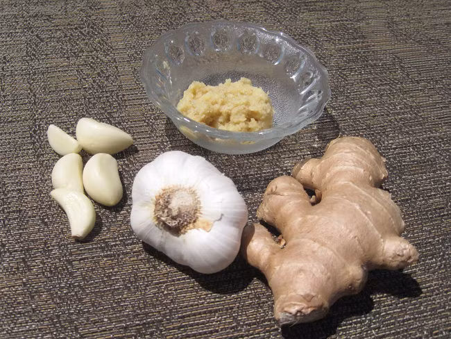 Trà cam thảo dịu cổ họng. Cam thảo có chứa thành phần kháng khuẩn, làm dịu cổ họng. Trà cam thảo có vị ngọt, nên mẹ yên tâm khi cho trẻ uống. Loại trà này sẽ giúp cơ thể trẻ ấm hơn và dịu họng hơn.