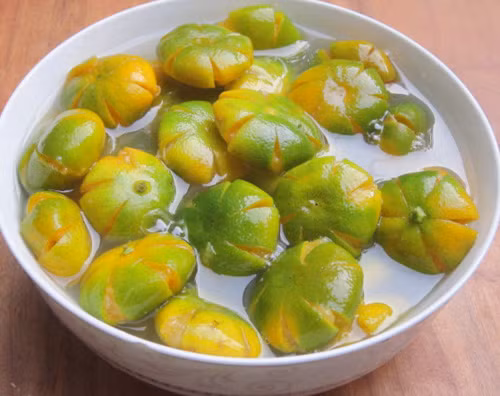 Quất xanh. 2-3 quả quất xanh, rửa sạch, cắt ngang, để nguyên cả vỏ và hạt. Mang quất trộn với đường phèn hoặc mật ong rồi hấp cách thủy đến khi quất chín. Lưu ý là dằm cả vỏ, bỏ hạt, để nguội cho trẻ uống nhiều lần trong ngày .