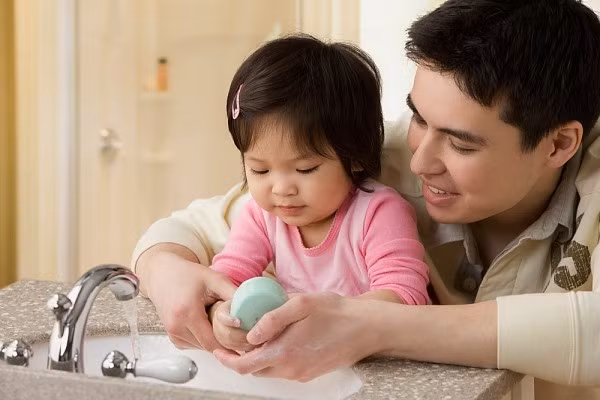 Làm mẫu cho trẻ. "Bắt chước" luôn là cách dễ dàng nhất để trẻ học được những điều mới.