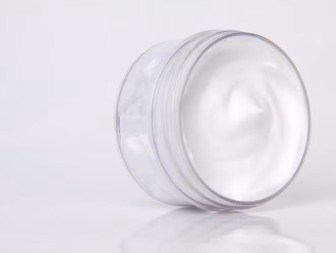 Kem dưỡng da. Đây cũng là loại mỹ phẩm bạn nên đầu tư. Đặc biệt, khi thử sản phẩm dưỡng, bạn nên chú ý tốc độ thẩm thấu của nó trên da. Một loại kem có thành phần tuyệt diệu nhưng da bạn không thể hấp thụ thì sẽ khó phát huy đầy đủ tác dụng, thậm chí còn tạo nên cảm giác nhờn rít và gây mụn. Thay vì thử kem ở tay, bạn phải thoa kem ở xương hàm để biết chính xác nó có hợp với da mình hay không.