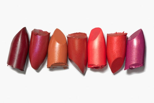 Son. Không chỉ dừng lại ở màu sắc, những loại son cao cấp còn đem lại cảm giác mịn màng cho đôi môi của người dùng. Khác với các loại mỹ phẩm khác, son còn là món phụ kiện để người phụ nữ thể hiện đẳng cấp. Son của thương hiệu cao cấp luôn chứa dưỡng chất nên bạn không cần chi tiền mua son dưỡng lót bên dưới.