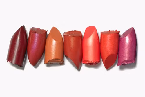 Son. Không chỉ dừng lại ở màu sắc, những loại son cao cấp còn đem lại cảm giác mịn màng cho đôi môi của người dùng. Khác với các loại mỹ phẩm khác, son còn là món phụ kiện để người phụ nữ thể hiện đẳng cấp. Son của thương hiệu cao cấp luôn chứa dưỡng chất nên bạn không cần chi tiền mua son dưỡng lót bên dưới.