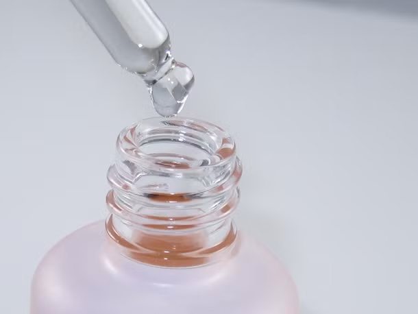 Huyết thanh hay còn gọi là serum đặc trị thường đắt hơn kem dưỡng bởi độ thẩm thấu cao hơn và thành phần cô đặc hơn. Nếu da đã bị hư tổn nhiều, bạn cần mạnh dạn đầu tư sử dụng những loại serum, tinh chất, nhũ tương của những thương hiệu mỹ phẩm cao cấp để đẩy nhanh quá trình cải thiện da.