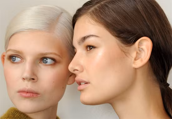  Trang điểm đơn giản. Do nhiệt độ ấm lên, da bạn bắt đầu có hiện tượng tiết mồ hôi và mở lỗ chân lông, các chất mỹ phẩm trên da sẽ bị hấp thụ vào trong lỗ chân lông nhiều hơn, gây nguy cơ tích tụ bã nhờn và hình thành mụn đầu đen. Vì vậy, thay vì dùng những loại kem nền dày màu như trong mùa đông, bạn nên đổi sang dùng kem dưỡng có màu hoặc CC cream để vừa dưỡng ẩm cho da vừa hiệu chỉnh màu da tự nhiên, nhẹ nhàng.