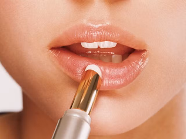 Son dưỡng môi. Son dưỡng môi của mùa xuân nên ít dầu và nhẹ hơn son dưỡng môi mùa đông. Điều này cũng sẽ làm hạn chế việc bạn dễ bị phai màu môi khi đánh son màu đè lên trên.