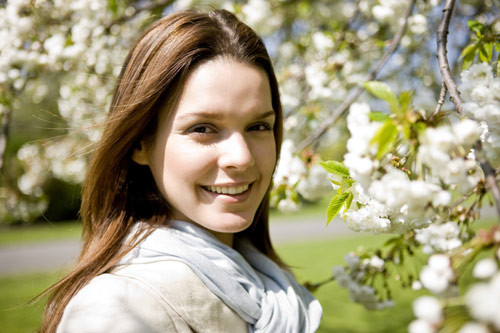 Nhớ dùng kem chống nắng. Một trong những thói quen làm đẹp bạn cần nhớ trong mùa xuân, đó là đừng bao giờ bỏ quên kem chống nắng. Kể cả bạn làm việc trong điều kiện phòng kín hay chỉ thỉnh thoảng mới ra đường thì tối thiểu nhất, vẫn nên dùng kem dưỡng có chỉ số chống nắng để bảo vệ làn da khỏi sự ảnh hưởng của tia tử ngoại.