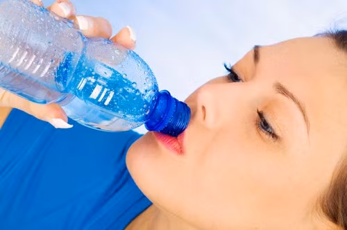 Uống nhiều nước: nước giữ vai trò duy trì sự sống, bênh cạnh đó nước giúp da luôn mịn màng, hạn chế nguy cơ bị lão hóa. Do đó, việc uống đủ nước khi trời nắng nóng là rất cần thiết, nên uống từ 2 lít nước mỗi ngày. Riêng sáng sớm ngủ dậy nên uống khoảng 200 – 300ml nước nguội.