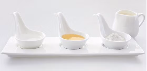  Mặt nạ bột mì, sữa tươi và mật ong. Đây là những loại nguyên liệu tuyệt vời cho làn da trắng đẹp tự nhiên. Hỗn hợp này giúp cung cấp độ ẩm, chống nhăn và tăng tính đàn hồi cho da mỗi ngày. Nhất là trong thời tiết lạnh buốt khi lại hanh hô thì việc cân bằng da là điều quan trọng nhất. Dùng 1 thìa mật ong, 2 thìa bột mì, 4 thìa sữa tươi trộn thành hỗn hợp sền sệt. Trước và sau khi đắt mặt nạ bạn nên rửa sạch da bằng nước ấm để lỗ chân lông giãn ra tạo điều kiện hấp thụ hỗn hợp tốt nhất.